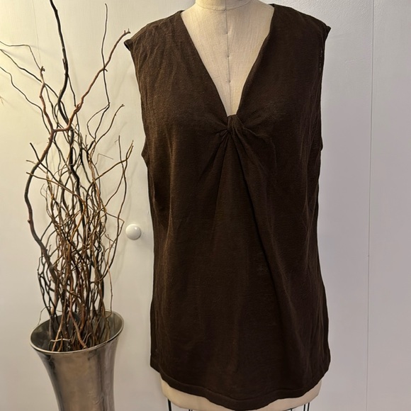 Jones New York Tops - Jones New York sleeveless blouse with twist detail